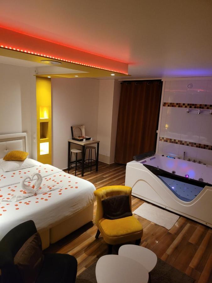 Spa Celyna Appartement Avec Jacuzzi Privatif リヨン エクステリア 写真